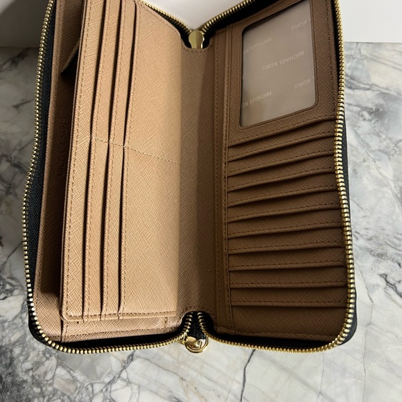 Michael Kors Jet Set Large Saffiano Leather Shoulder Bag, wallet and wristlet. - Picture 6 of 9